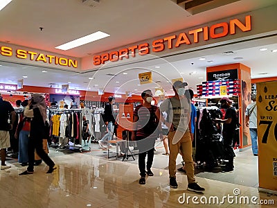 The atmosphere of mall visitors who are looking at shoes Editorial Stock Photo