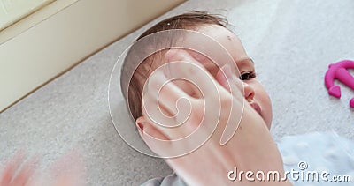 Maman Lubrifie Le Visage Du Bebe Avec Une Creme D Allergie Ou D Autres Maladies De Peau Une Tache Blanche Sur La Peau Du Bebe Soi Clips Videos Video Du Parent Parentale