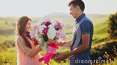 https://thumbs.dreamstime.com/x/man-giving-bunch-flowers-to-woman-young-couple-having-date-sunset-park-133001525.jpg