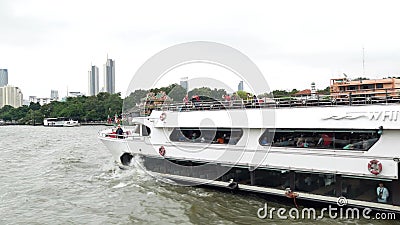 Man kann das berühmte Uferviertel Bangkok mit seinen vielen historischen Sehenswürdigkeiten erkunden stock footage Man kann das berühmte Uferviertel Bangkok mit seinen vielen historischen Sehenswürdigkeiten erkunden stock footage