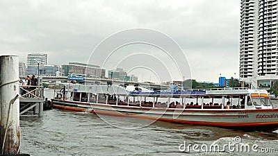 Man kann das berühmte Uferviertel Bangkok mit seinen vielen historischen Sehenswürdigkeiten erkunden stock video Man kann das berühmte Uferviertel Bangkok mit seinen vielen historischen Sehenswürdigkeiten erkunden stock video