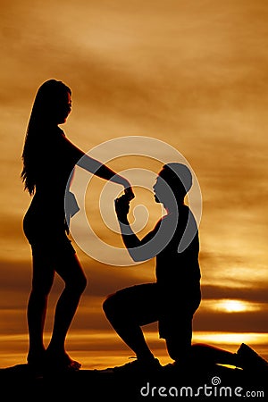 https://thumbs.dreamstime.com/x/man-propose-to-woman-silhouette-men-kneeling-down-proposing-his-girlfriend-31277566.jpg
