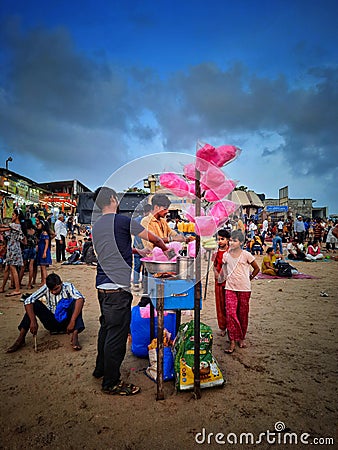 Man selling cotton candy at Juhu beach - JUHU BEACH, MUMBAI, MAHARASHTRA, INDIA - 17/05/2022 Editorial Stock Photo