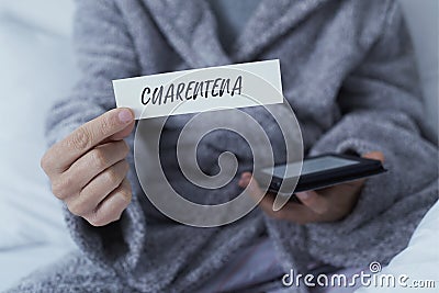 Man shows note with the word quarantine in spanish Stock Photo