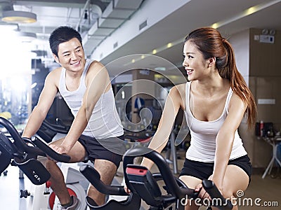 https://thumbs.dreamstime.com/x/man-woman-talking-gym-young-men-women-exercising-bicycle-fitness-center-35621053.jpg