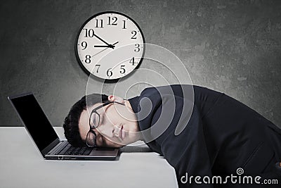 Manager work overtime and sleep on laptop Stock Photo