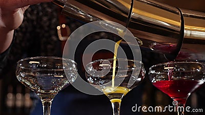 Mani del barista che versano simultaneamente tre cocktail colorati - per chiudersi su video d archivio Mani del barista che versano simultaneamente tre cocktail colorati - per chiudersi su video d archivio