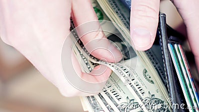 Mani dell'uomo d'affari che contano le banconote in dollari in portafoglio videoripresa di 4K UltraHD archivi video Mani dell'uomo d'affari che contano le banconote in dollari in portafoglio videoripresa di 4K UltraHD archivi video