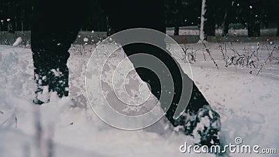 Mann, der in den tiefen Schnee im Winter-Wald an Snowy-Tag geht Langsame Bewegung stock video footage Mann, der in den tiefen Schnee im Winter-Wald an Snowy-Tag geht Langsame Bewegung stock video footage