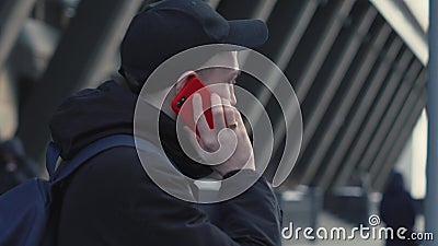 Mann in der schwarzen Kappe und in der Jacke sprechend durch intelligentes Telefon auf Hintergrundstadtbild stock video Mann in der schwarzen Kappe und in der Jacke sprechend durch intelligentes Telefon auf Hintergrundstadtbild stock video