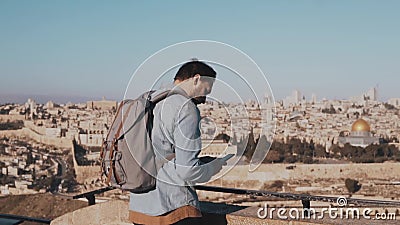 Mann macht Smartphonefotos in Israel, Jerusalem Europäischer touristischer Mann genießt alte Landschaft Reise Langsame Bewegung stock video footage Mann macht Smartphonefotos in Israel, Jerusalem Europäischer touristischer Mann genießt alte Landschaft Reise Langsame Bewegung stock video footage