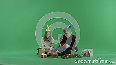 Mann und Frau öffnet leere Weihnachtsgeschenkbox, Farbenreinheitsschlüssel auf Hintergrund stock video footage Mann und Frau öffnet leere Weihnachtsgeschenkbox, Farbenreinheitsschlüssel auf Hintergrund stock video footage