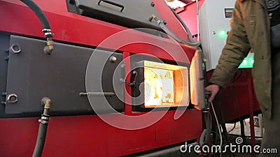 Mann öffnet die Tür eines Industriekessels Alternativer Brennstoff brennt in einem Kessel stock video footage Mann öffnet die Tür eines Industriekessels Alternativer Brennstoff brennt in einem Kessel stock video footage