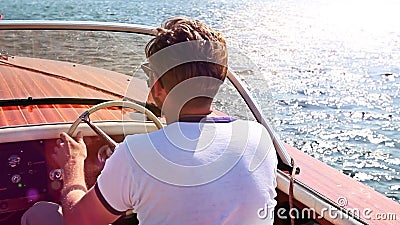 Mannsegeln-Weinleseboot stock footage Mannsegeln-Weinleseboot stock footage