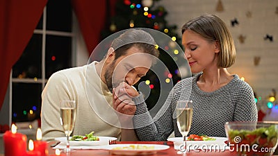 Mano baciante di signora dell'uomo con attenzione, avendo data romantica la vigilia di natale, coppia amorosa video d archivio Mano baciante di signora dell'uomo con attenzione, avendo data romantica la vigilia di natale, coppia amorosa video d archivio
