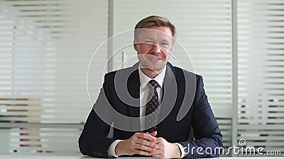 Mano d'ondeggiamento sorridente della vettura dell'uomo d'affari che parla esaminando macchina fotografica archivi video Mano d'ondeggiamento sorridente della vettura dell'uomo d'affari che parla esaminando macchina fotografica archivi video