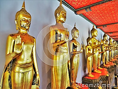 Golden Buddhas to infinity from thailand Stock Photo