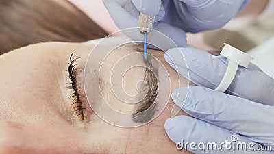 Maquillaje permanente Tatuaje permanente de cejas El Cosmetologist que aplica permanente compone en tatuaje de la ceja de las cej almacen de video Maquillaje permanente Tatuaje permanente de cejas El Cosmetologist que aplica permanente compone en tatuaje de la ceja de las cej almacen de video
