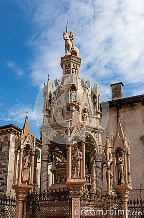 Marble sarcophagus and the tombstone of Cassignorio Scaligeri in Arche Scaligere in Verona, Italy Stock Photo