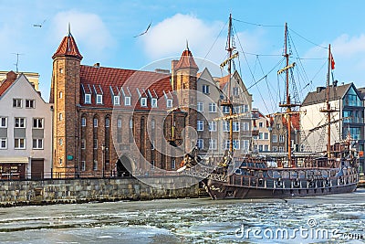 Mariacka Gate and a vintage pirate ship in the Motlawa, Gdansk Stock Photo