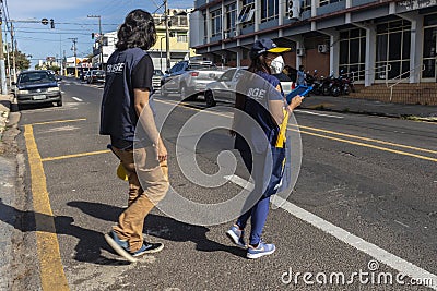 Census taker at the door of a house to collect data from the 2022 census in Marà­lia Editorial Stock Photo