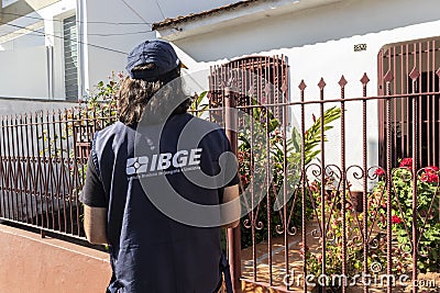 Census taker at the door of a house to collect data from the 2022 census Editorial Stock Photo