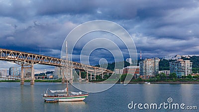 Marquam Bridge over Willamette River with boats in Portland, USA Stock Photo