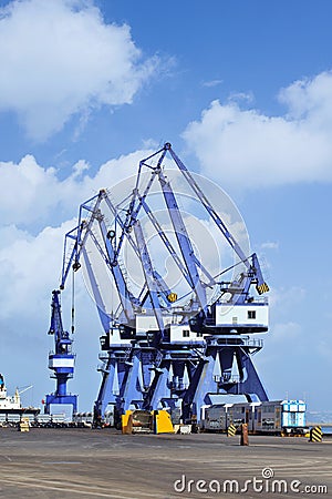 Massive cranes at Port of Dalian, Liaoning Province, most northern ice-free port in China Stock Photo