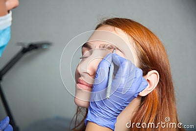 Master on the eyebrows grafted eyebrow Stock Photo
