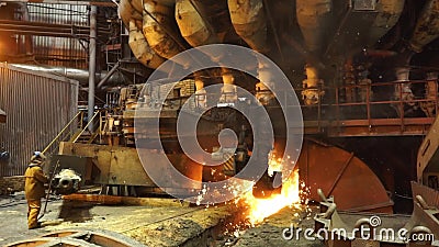 Materiaal en machines bij de metallurgische installatie Zware industrie Het stationaire machines openen stock videobeelden Materiaal en machines bij de metallurgische installatie Zware industrie Het stationaire machines openen stock videobeelden