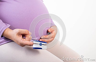 Measurement of oxygen in the blood of a pregnant woman. Hypoxia during pregnancy. Copy space for text Stock Photo