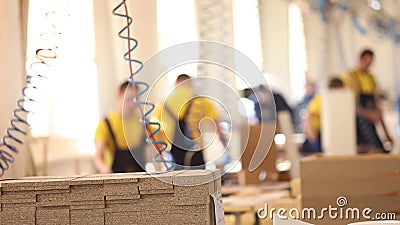Meblarscy pracownicy fabryczni w żółtych kombinezonach zbierają meble, meblarska manufaktura, przemysłowy wnętrze, mała głębia zdjęcie wideo Meblarscy pracownicy fabryczni w żółtych kombinezonach zbierają meble, meblarska manufaktura, przemysłowy wnętrze, mała głębia zdjęcie wideo
