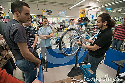 Mechanic teaching people how to adjust the rear derailleur Editorial Stock Photo