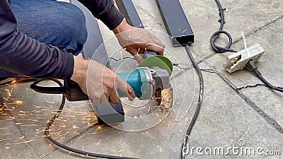Mechanical engineer using hacksaw to cut metal frame to build the roofMechanical engineer using hacksaw to cut metal frame to buil Stock Photo