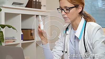 Medicina em linha O doutor fêmea novo consulta o paciente que usa o bate-papo video video estoque Medicina em linha O doutor fêmea novo consulta o paciente que usa o bate-papo video video estoque