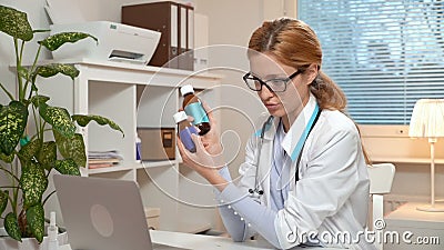 Medicina em linha O doutor fêmea novo consulta um paciente que usa o bate-papo video video estoque Medicina em linha O doutor fêmea novo consulta um paciente que usa o bate-papo video video estoque