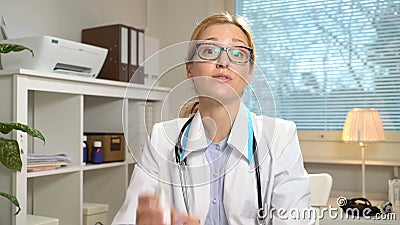 Medicina em linha O doutor fêmea novo consulta um paciente que usa o bate-papo video filme Medicina em linha O doutor fêmea novo consulta um paciente que usa o bate-papo video filme