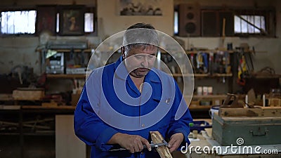 Medidas do carpinteiro um a parte de madeira com um compasso de calibre video estoque Medidas do carpinteiro um a parte de madeira com um compasso de calibre video estoque