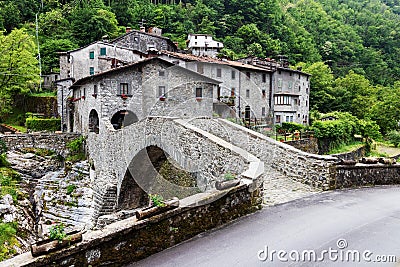 Medieval stone bridge in Tuscany, Italy Stock Photo