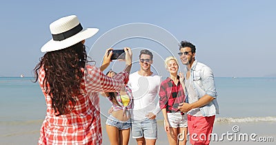 Meisje die Foto van Mensengroep nemen op Strand op Gelukkige Vrolijke de Man en de Vrouwen Stellende Toeristen van de Cel Slimme stock videobeelden Meisje die Foto van Mensengroep nemen op Strand op Gelukkige Vrolijke de Man en de Vrouwen Stellende Toeristen van de Cel Slimme stock videobeelden