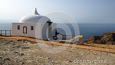 Ermida da Memoria, white chapel with a pointed dome, on the edge of a coastal cliff, Cabo Espichel, Portugal Stock Photo