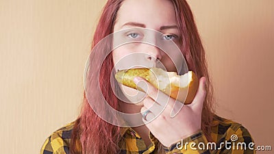 Menina adolescente bonito que come a pera filme Menina adolescente bonito que come a pera filme