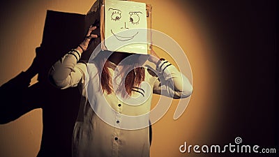 Menina adolescente com uma máscara engraçada da caixa com sorriso 60 a 24fps UHD filme Menina adolescente com uma máscara engraçada da caixa com sorriso 60 a 24fps UHD filme