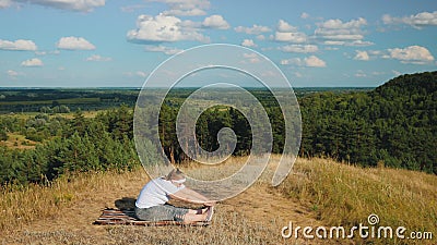 Menina com excesso de peso fazendo exercícios físicos na natureza video estoque Menina com excesso de peso fazendo exercícios físicos na natureza video estoque