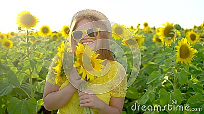 A menina da beleza com cabelo vermelho longo está no campo amarelo do girassol Mulher feliz ao ar livre teen teenager Cara Retrat vídeos de arquivo A menina da beleza com cabelo vermelho longo está no campo amarelo do girassol Mulher feliz ao ar livre teen teenager Cara Retrat vídeos de arquivo