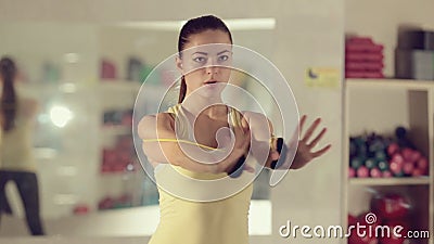 Menina desportiva que faz o exercício no gym na frente de vídeos de arquivo Menina desportiva que faz o exercício no gym na frente de vídeos de arquivo