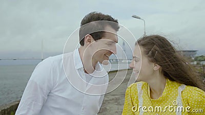A menina e o menino felizes estão em um cais e em um sorriso junto slo-mo video estoque A menina e o menino felizes estão em um cais e em um sorriso junto slo-mo video estoque