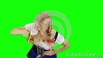 Menina na cerveja bebendo do traje bávaro do vidro e lambida Tela verde video estoque Menina na cerveja bebendo do traje bávaro do vidro e lambida Tela verde video estoque