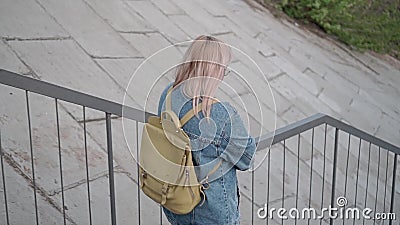 A menina vai abaixo das escadas à transição sob a ponte Plano cinem?tico bonito filme A menina vai abaixo das escadas à transição sob a ponte Plano cinem?tico bonito filme