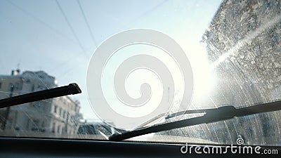 Mening van de auto aan de stad Nadruk op het vuile windscherm De ruitewissers werken stock video Mening van de auto aan de stad Nadruk op het vuile windscherm De ruitewissers werken stock video